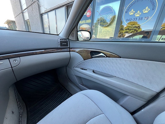 Mercedes-Benz E240 20 of 20