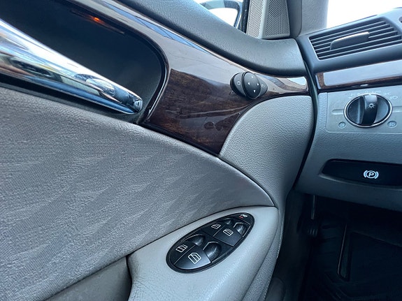 Mercedes-Benz E240 14 of 20