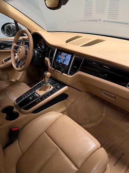 Porsche Macan S 13 of 26