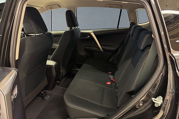 Toyota RAV4 4 of 11
