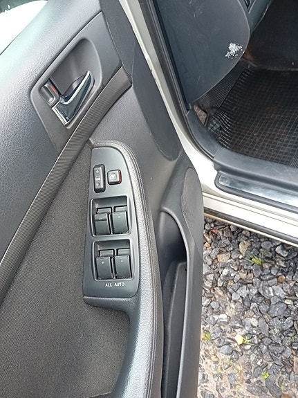 Toyota Avensis 4 of 8