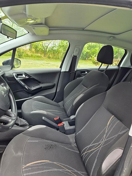 Peugeot 208 5 of 8