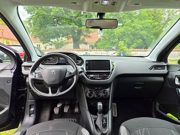 Peugeot 208 4 of 8