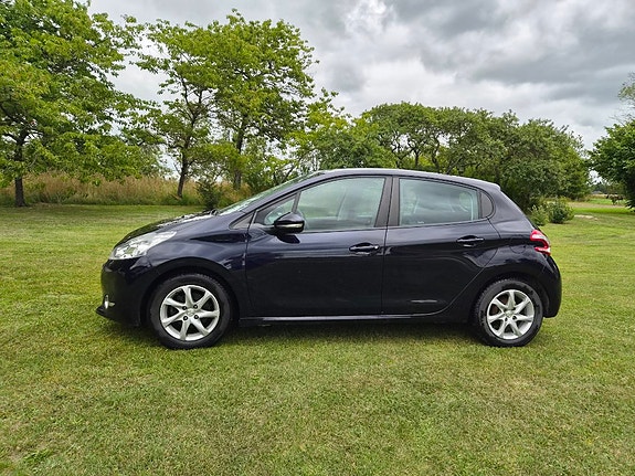 Peugeot 208 2 of 8