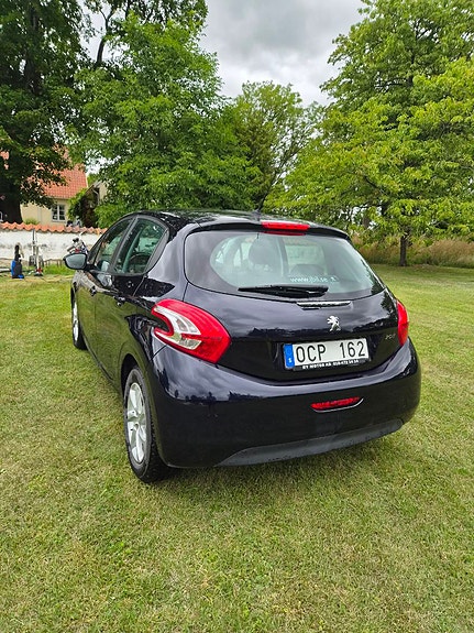 Peugeot 208 3 of 8