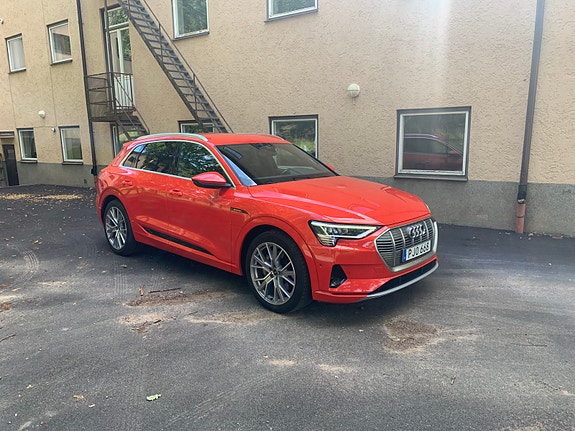 Audi e-tron 2 of 8
