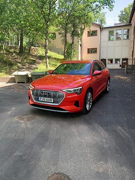Audi e-tron 3 of 8
