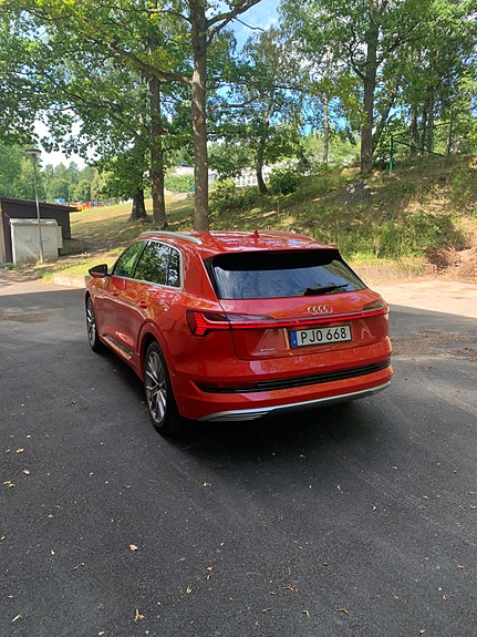 Audi e-tron 4 of 8