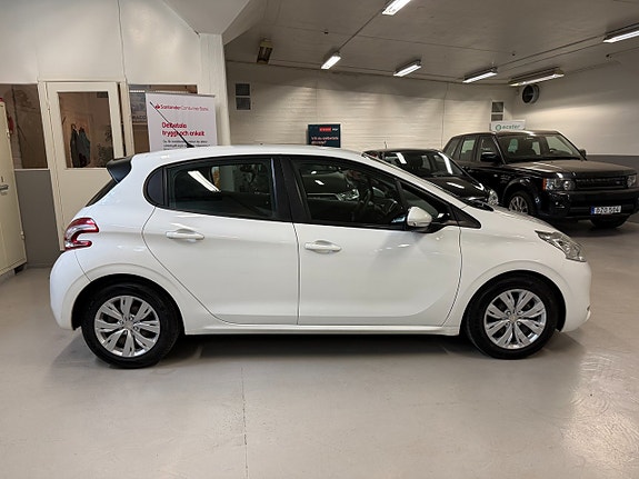 Peugeot 208 2 of 7