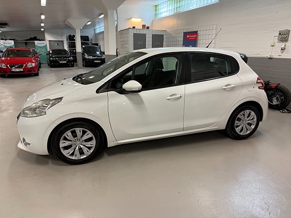 Peugeot 208 3 of 7