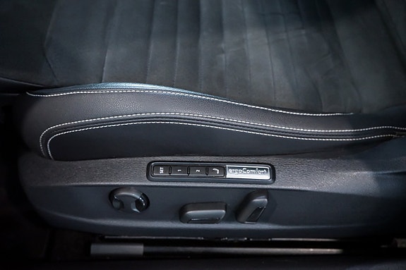 Volkswagen Passat 13 of 30