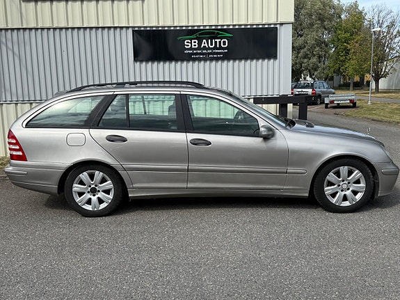 Mercedes-Benz C220 2 of 11