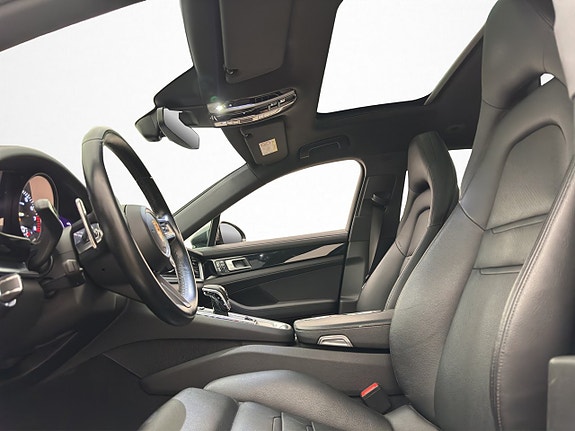 Porsche Panamera 4 12 of 30