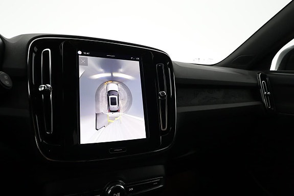 Volvo EX40 13 of 18