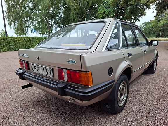 Ford Escort 8 of 19