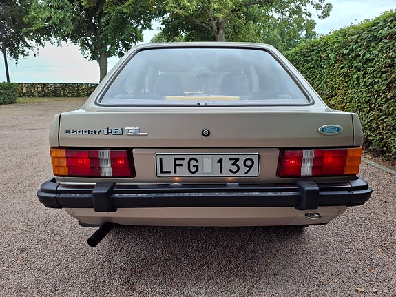 Ford Escort 7 of 19