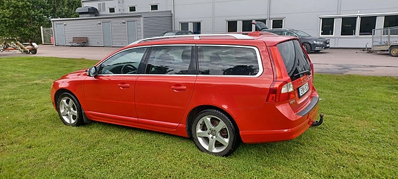 Volvo V70 2 of 7