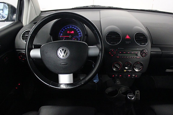 Volkswagen New Beetle 12 of 16