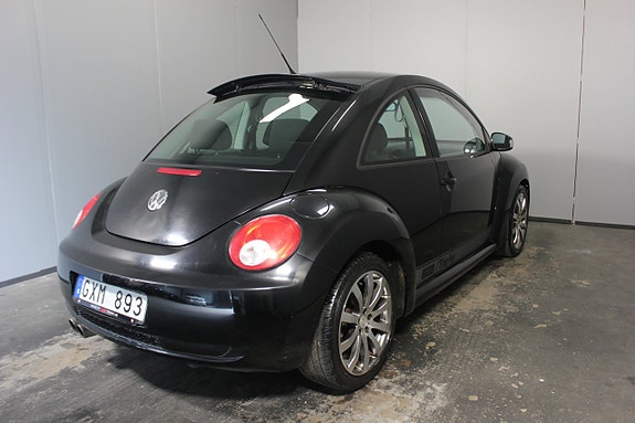 Volkswagen New Beetle 4 of 16