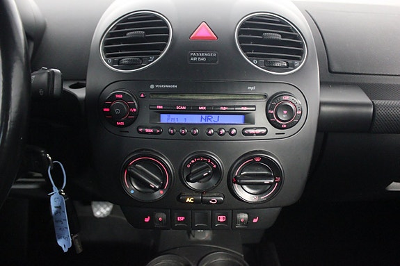 Volkswagen New Beetle 14 of 16