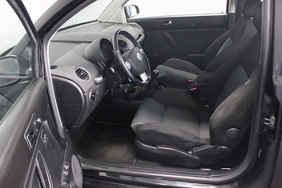 Volkswagen New Beetle 8 of 16