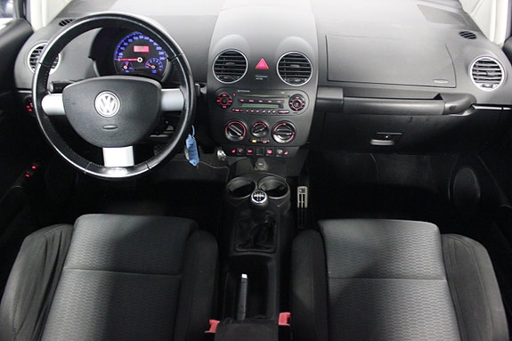 Volkswagen New Beetle 11 of 16