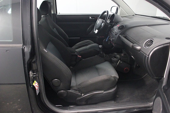 Volkswagen New Beetle 9 of 16