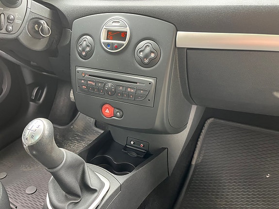 Renault Clio 9 of 15