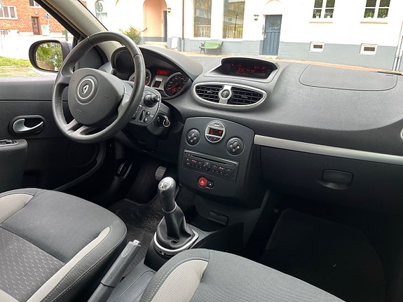 Renault Clio 8 of 15