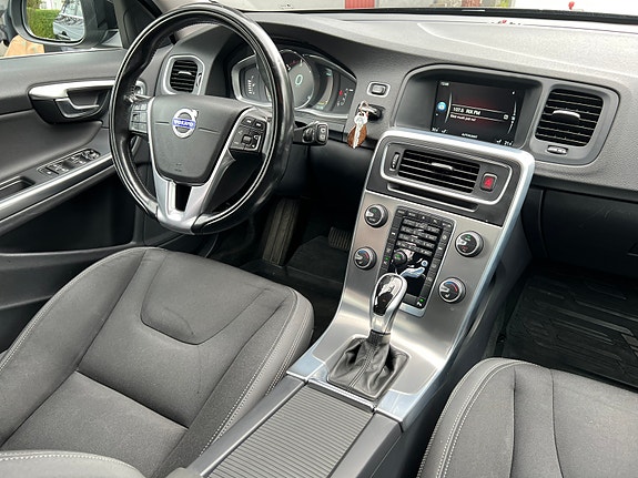 Volvo V60 2 of 12