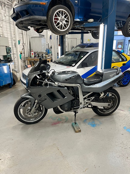 Suzuki GSX-R1100 2 of 9
