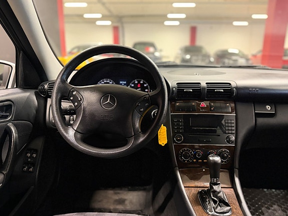 Mercedes-Benz C180 13 of 17
