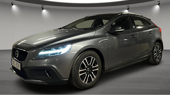 Volvo V40 Cross Country 2 of 6
