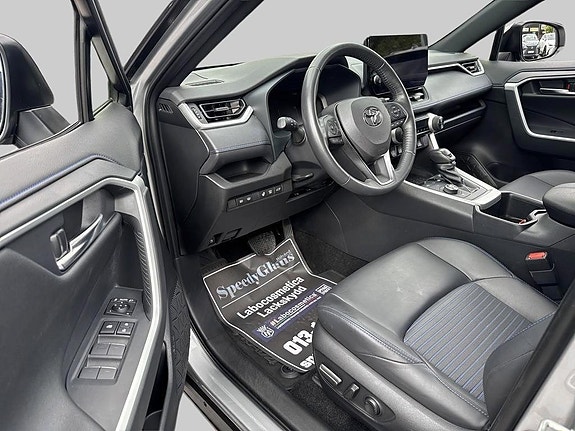Toyota RAV4 8 of 13