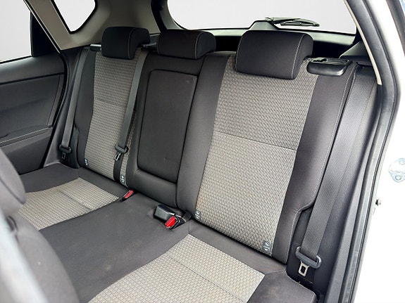 Toyota Auris 10 of 16