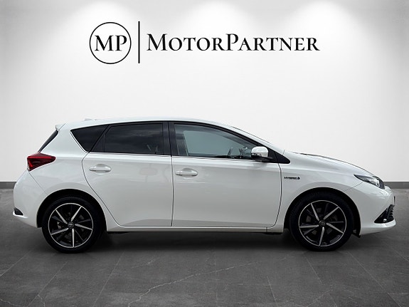 Toyota Auris 8 of 16