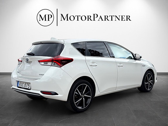 Toyota Auris 7 of 16