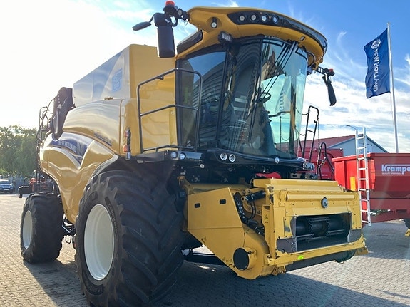 New Holland CR 8.90 2 of 17