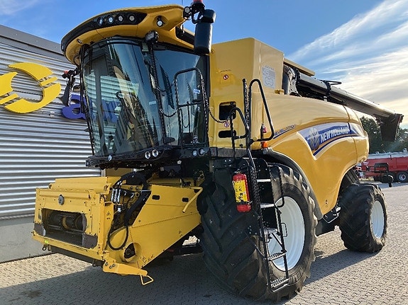 New Holland CR 8.90