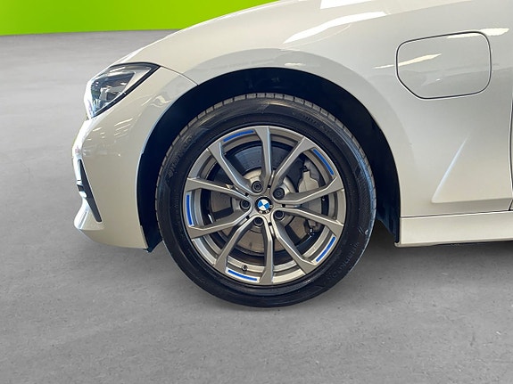 BMW 330e 8 of 26