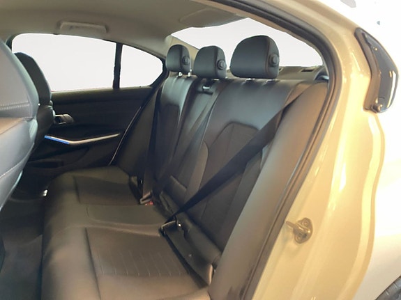 BMW 330e 14 of 26