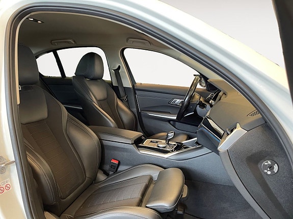 BMW 330e 15 of 26