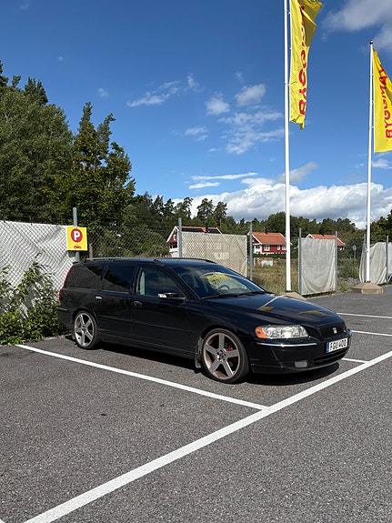 Volvo V70 3 of 7