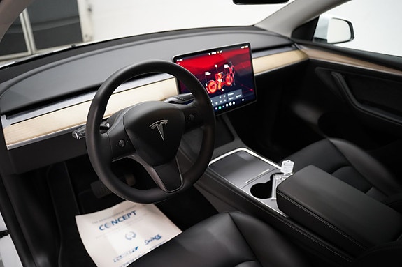 Tesla Model Y 7 of 23