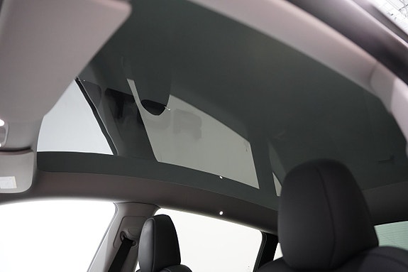 Tesla Model Y 9 of 23