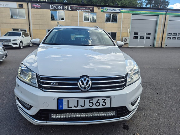 Volkswagen Passat 2 of 21