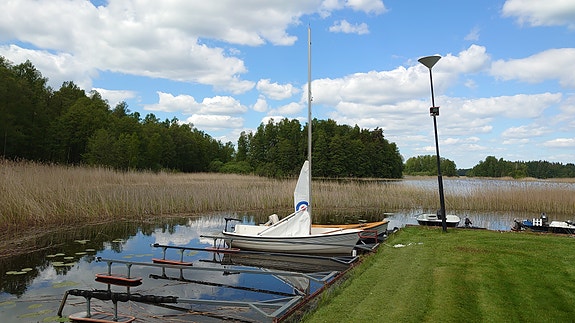 Segelbåt (segeljolle) med båttrailer 2 of 5