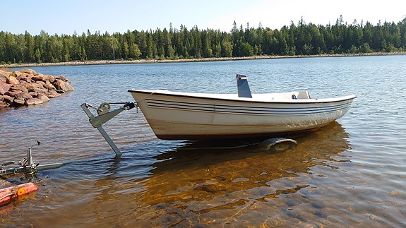Segelbåt (segeljolle) med båttrailer 4 of 5