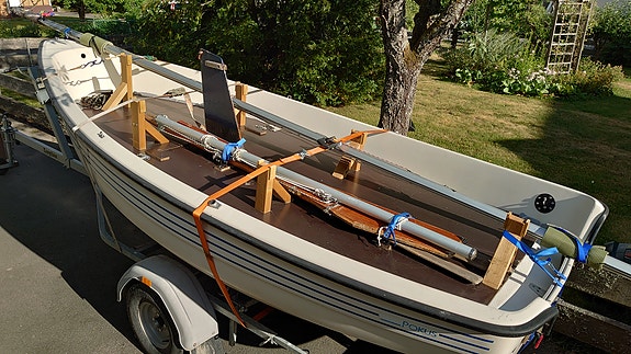 Segelbåt (segeljolle) med båttrailer 5 of 5
