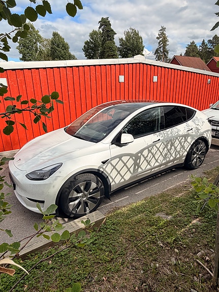 Tesla Model Y 2 of 2